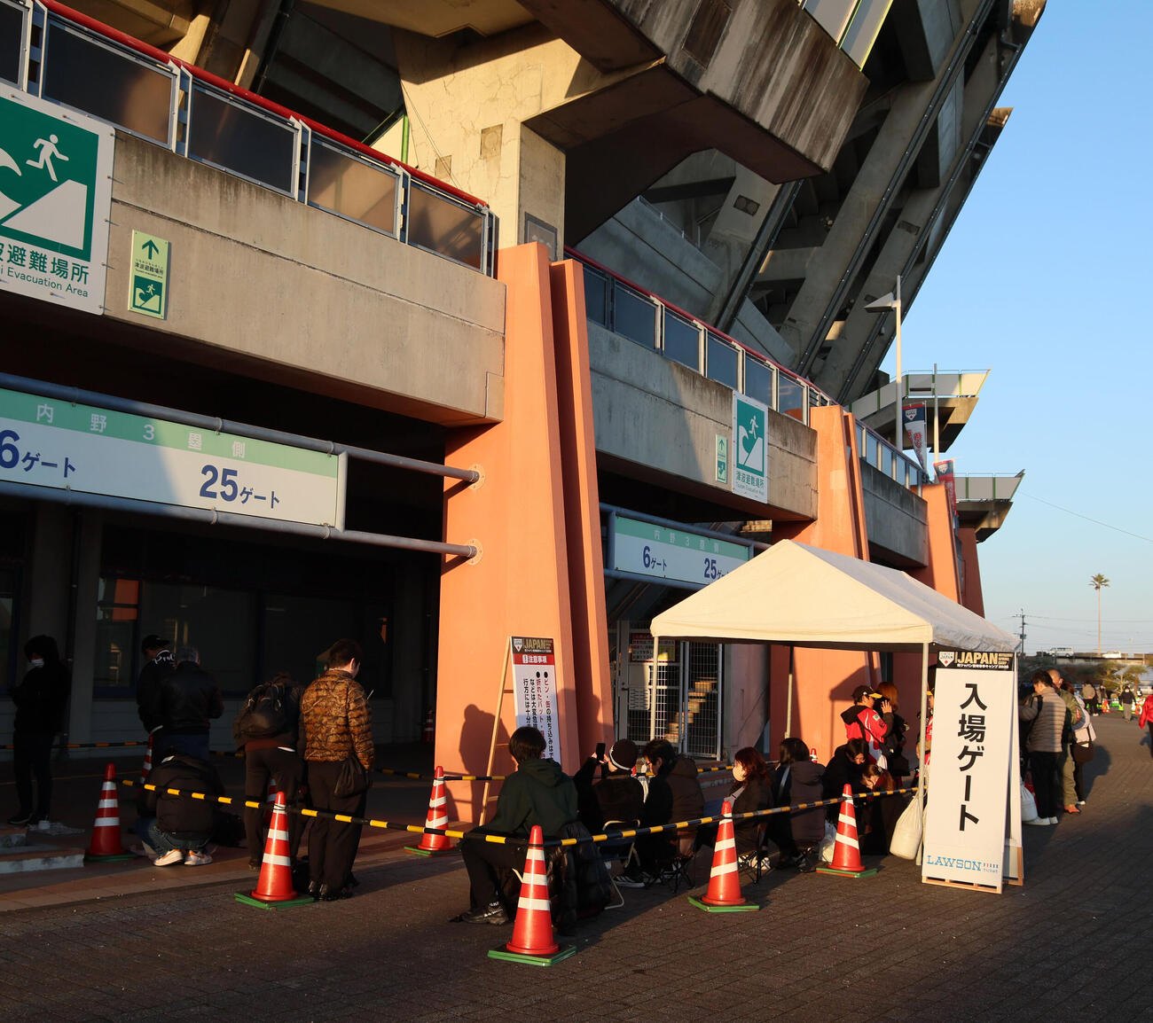 開門前から入場口に並ぶファンの列（撮影・加藤哉）