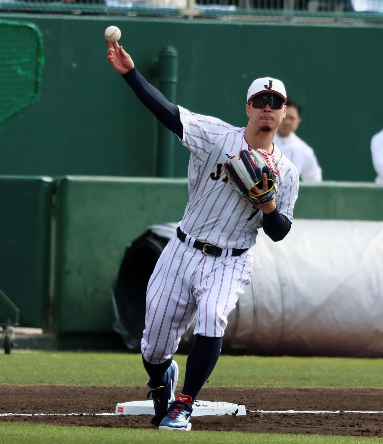 シートノックで三塁を守る侍ジャパン佐藤（撮影・加藤哉）