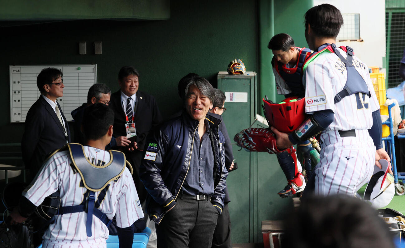 ベンチで笑顔見せる松井氏（撮影・加藤哉）