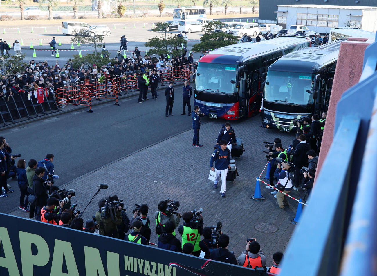 バスから降車し球場へ入る侍ジャパン森下（左）、小園（撮影・加藤哉）