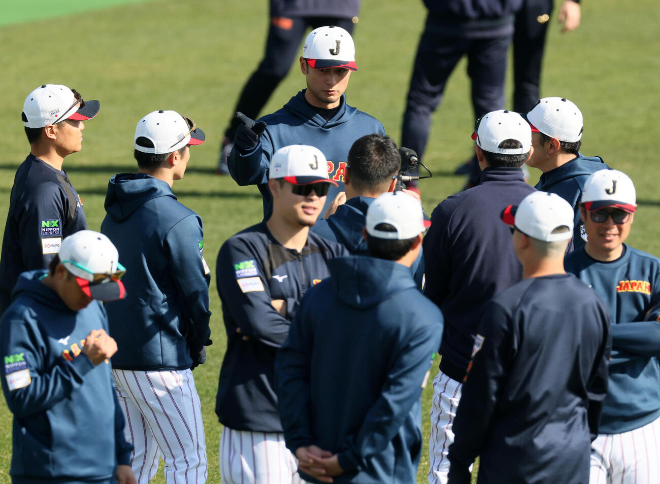 グラウンドに出てナインと話す侍ジャパンのアドバイザーに就任したパドレスのダルビッシュ投手（撮影・加藤哉）