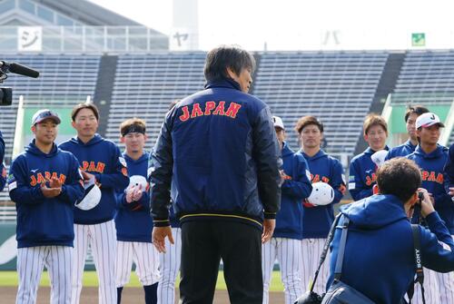 侍ジャパンの選手たちの前であいさつする松井氏（撮影・垰建太）