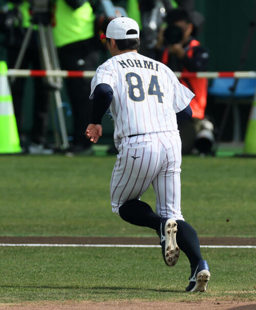 能見コーチのユニホームで投内連係プレーの練習を行う侍ジャパン隅田（撮影・加藤哉）