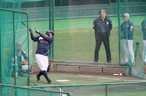 松井氏（中央）が見る前で打撃練習する侍ジャパン佐藤。右端は井端監督（撮影・加藤哉）