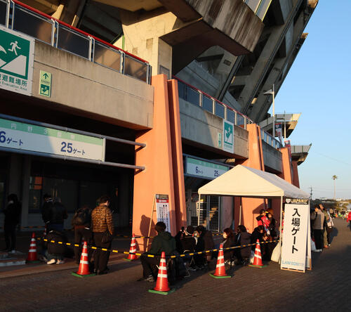 開門前から入場口に並ぶファンの列（撮影・加藤哉）