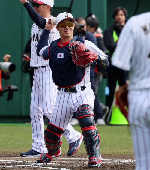シートノックで本塁から一塁へ送球する侍ジャパン坂本（撮影・加藤哉）
