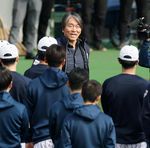 侍ジャパンナインを激励する松井氏（撮影・加藤哉）