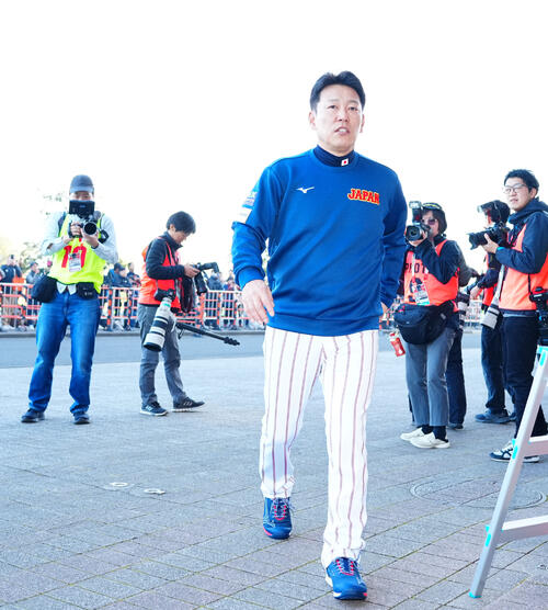 サンマリンスタジアムに入る井端監督（撮影・垰建太）