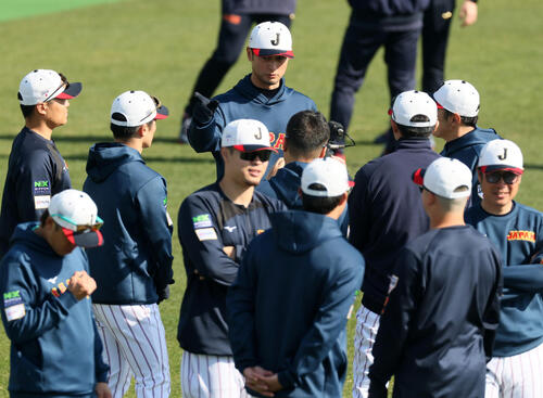 グラウンドに出てナインと話す侍ジャパンのアドバイザーに就任したパドレスのダルビッシュ投手（撮影・加藤哉）