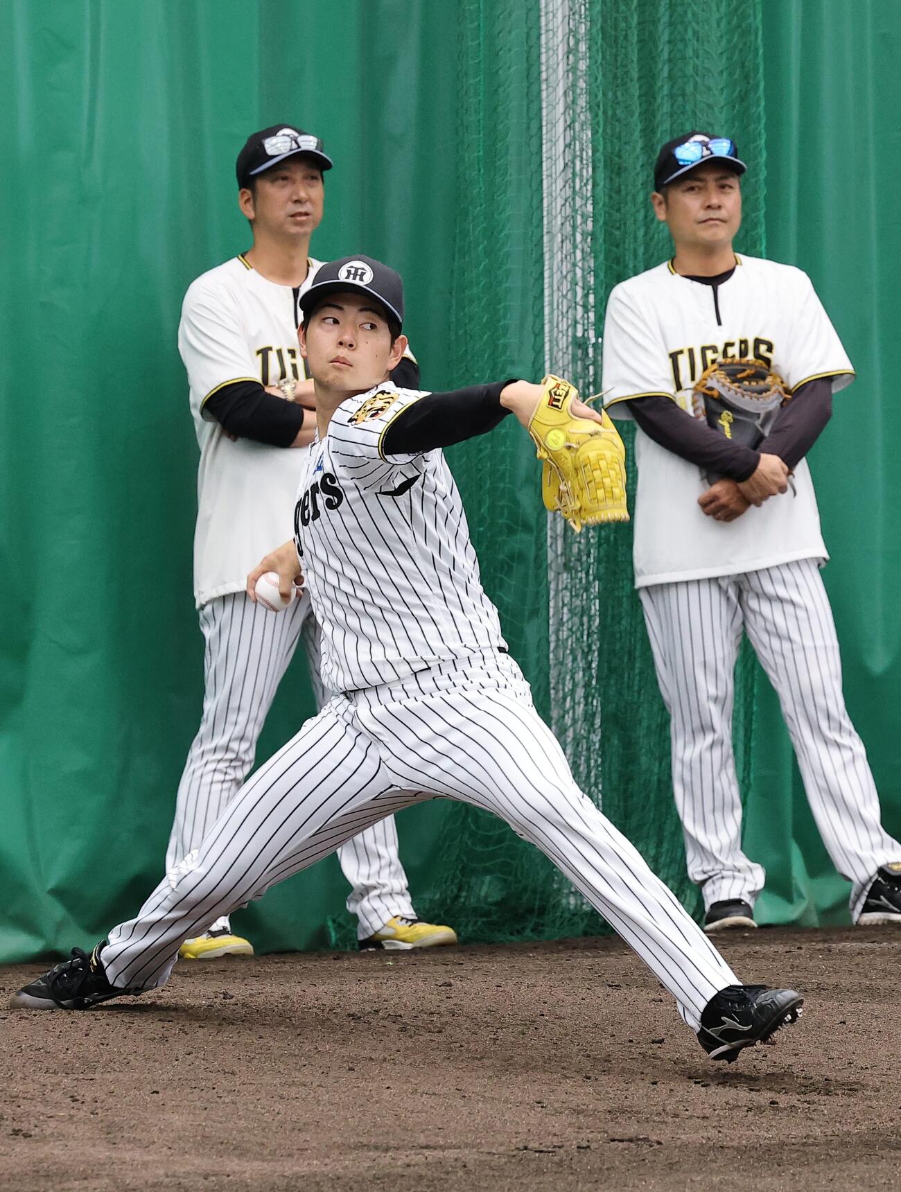 阪神藤川監督（左）江草コーチのチェックを受けながら投球練習をする下村（撮影・上田博志）