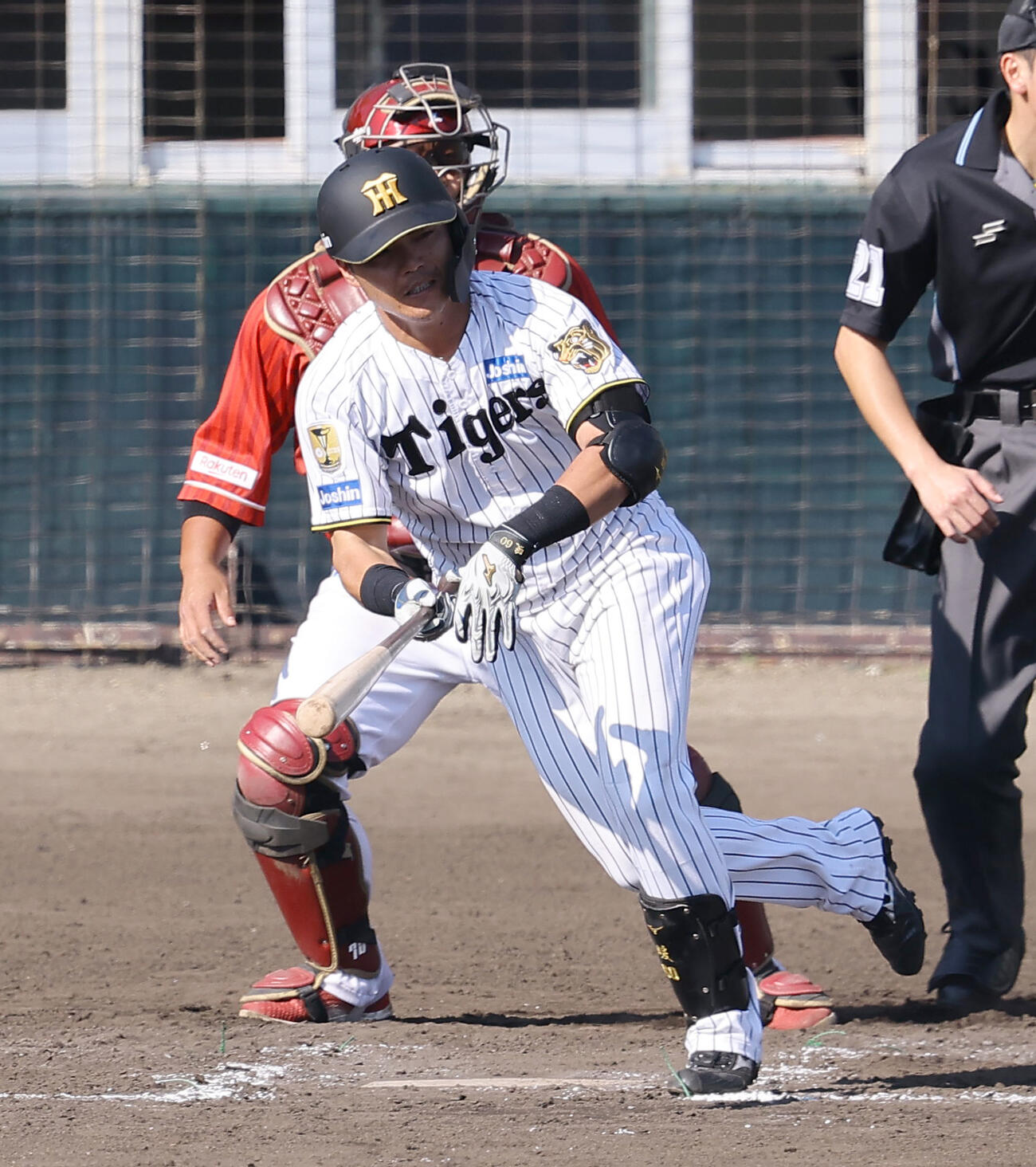 阪神対楽天　6回裏阪神2死一塁、小野寺は二塁打を放つ（撮影・上田博志）