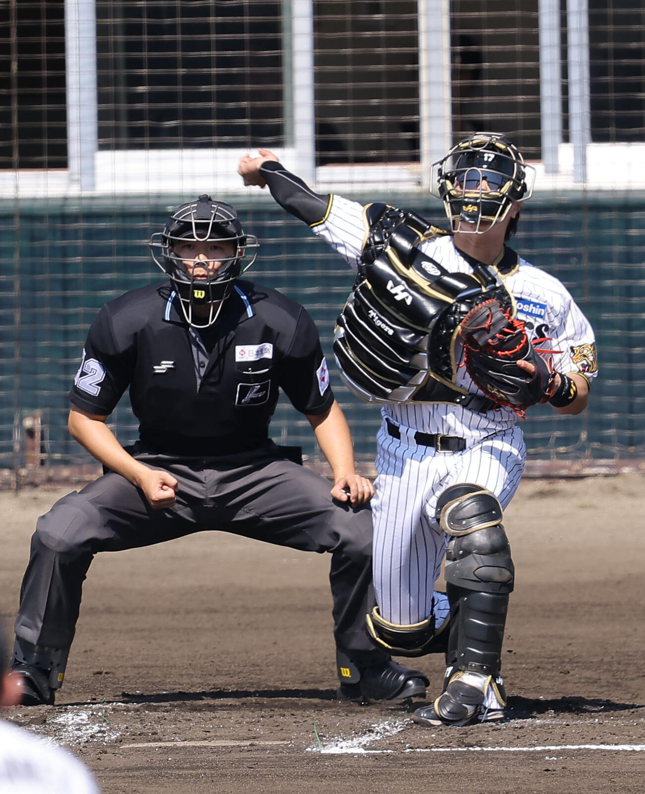 阪神対楽天　2回表楽天1死一塁、伏見は村林の二盗を阻止する（撮影・上田博志）