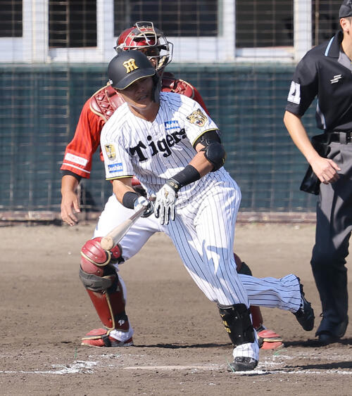 阪神対楽天 6回裏阪神2死一塁、小野寺は二塁打を放つ(撮影・上田博志)