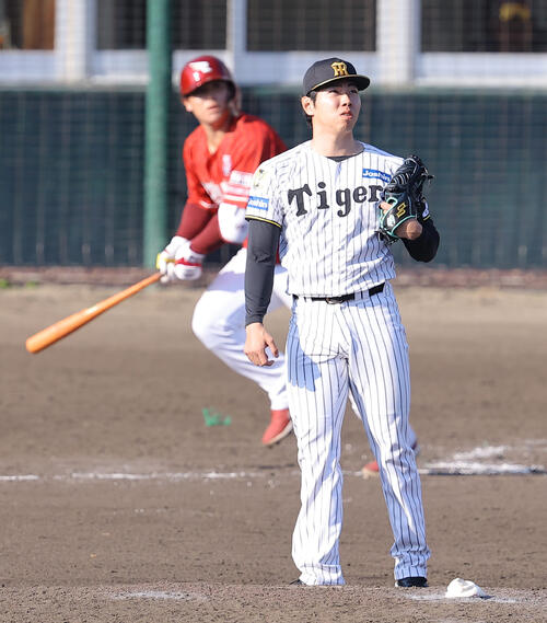 阪神対楽天 9回表楽天無死二、三塁、繁永に犠飛を浴びる工藤泰成(撮影・上田博志)