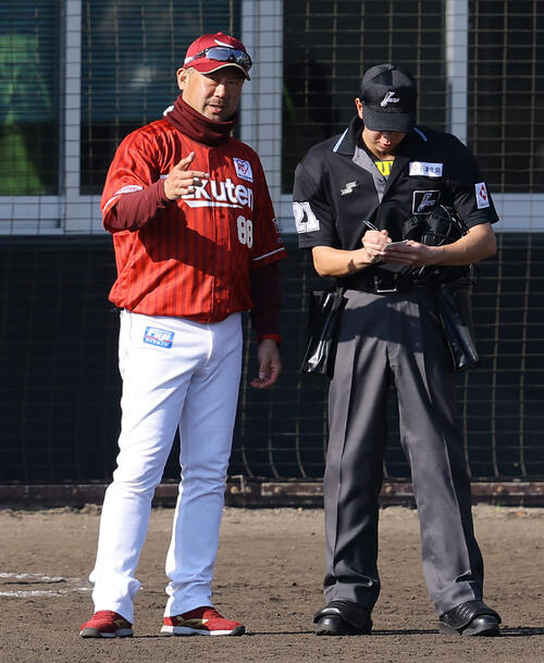 阪神対楽天 選手交代を告げる三木監督(撮影・上田博志)
