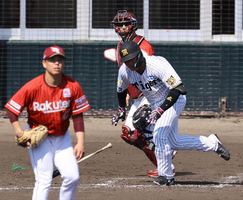 阪神対楽天 4回裏阪神2死一塁、大山は中前打を放つ(撮影・上田博志)