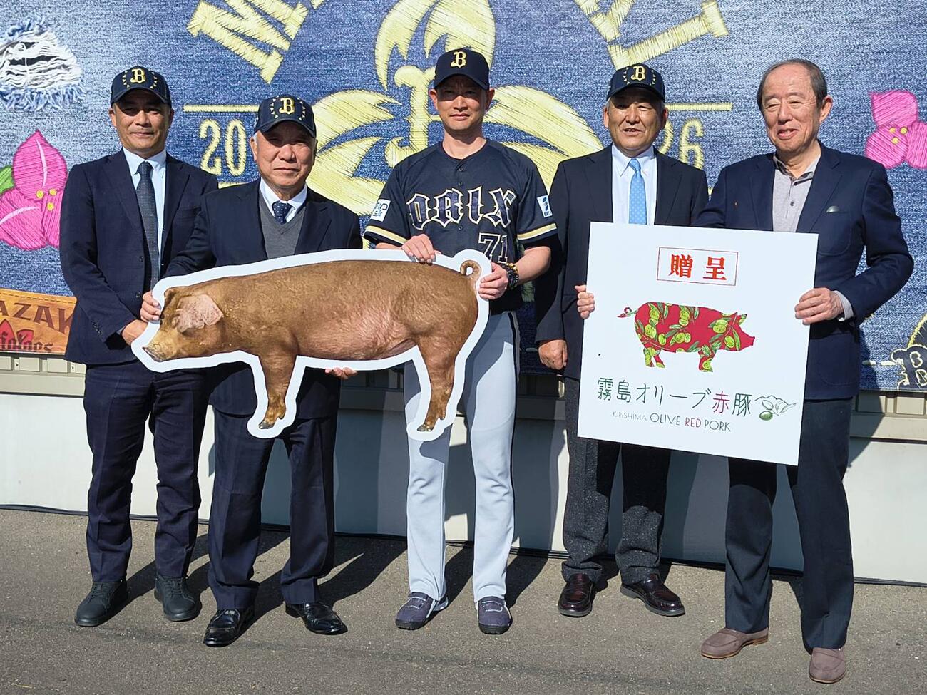 「霧島オリーブ赤豚」を贈呈されたオリックス井上亮（まこと）オーナー（右端）と岸田護監督（中央）（撮影・林英樹）