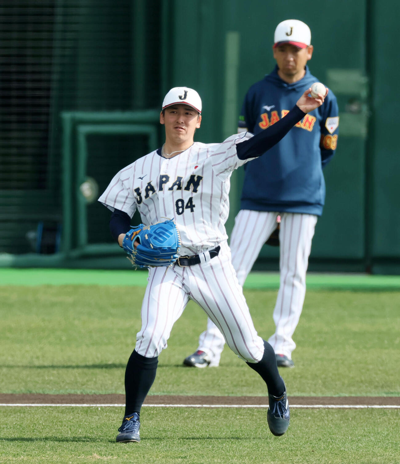 能見コーチのユニホームで投内連係プレーの練習を行う侍ジャパン隅田（撮影・加藤哉）