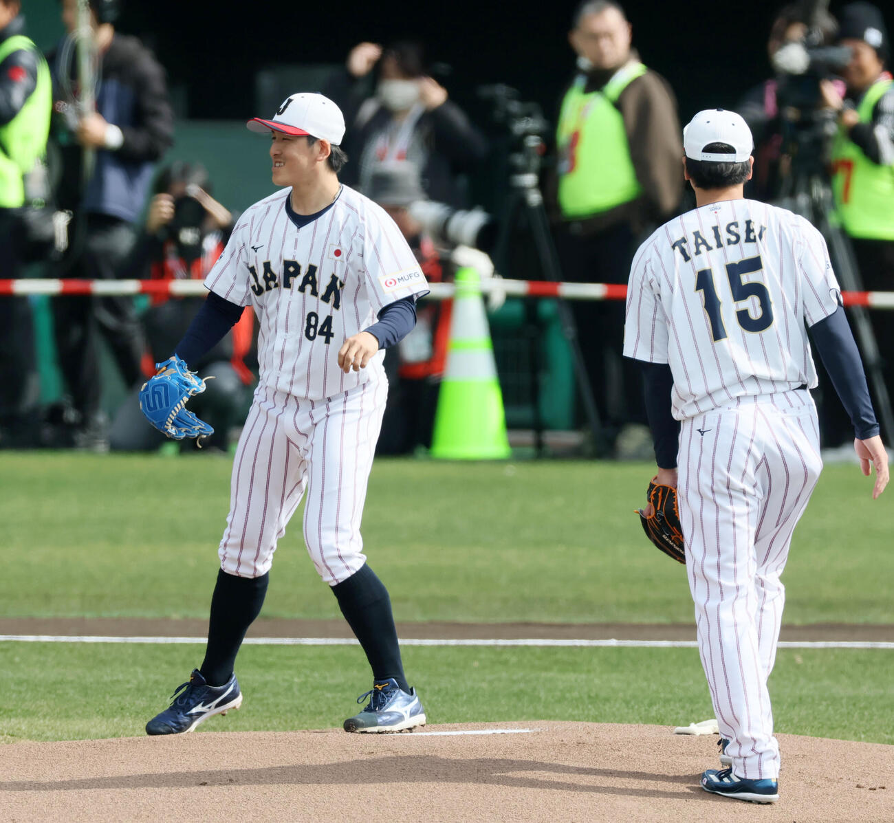 能見コーチのユニホームで投内連係プレーの練習を行う侍ジャパン隅田。右は大勢（撮影・加藤哉）