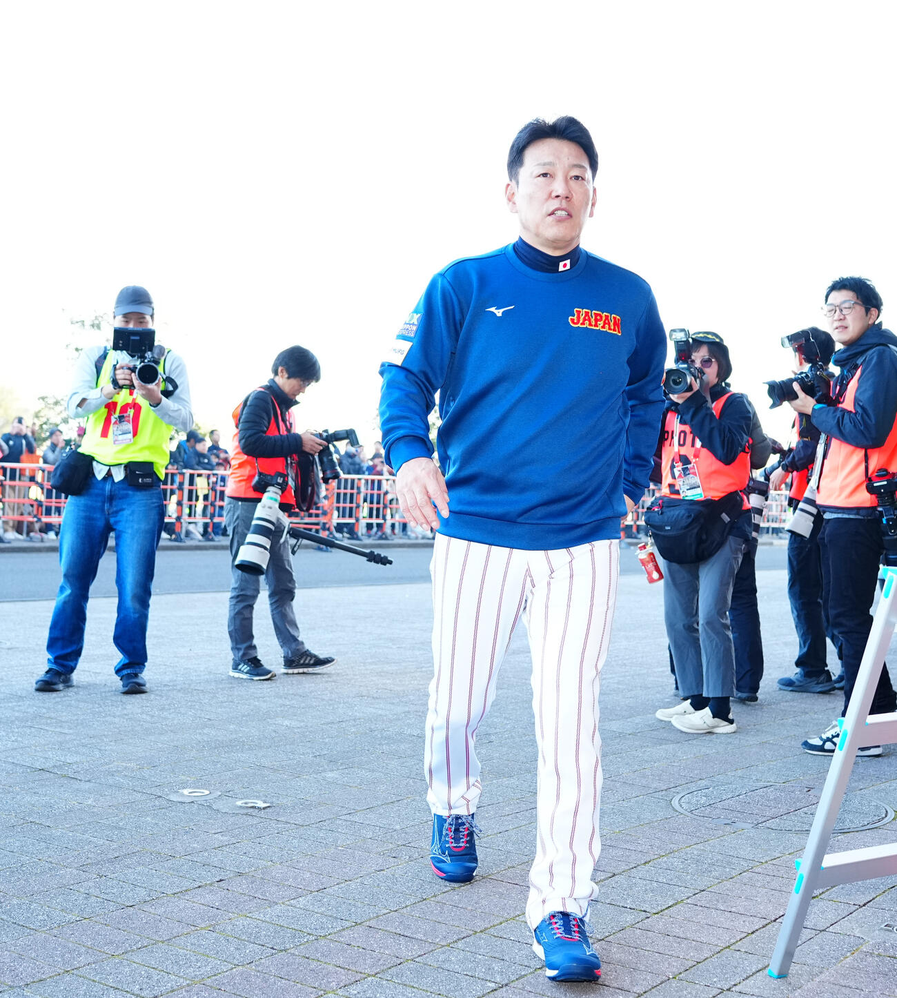 サンマリンスタジアムに入る井端監督（撮影・垰建太）