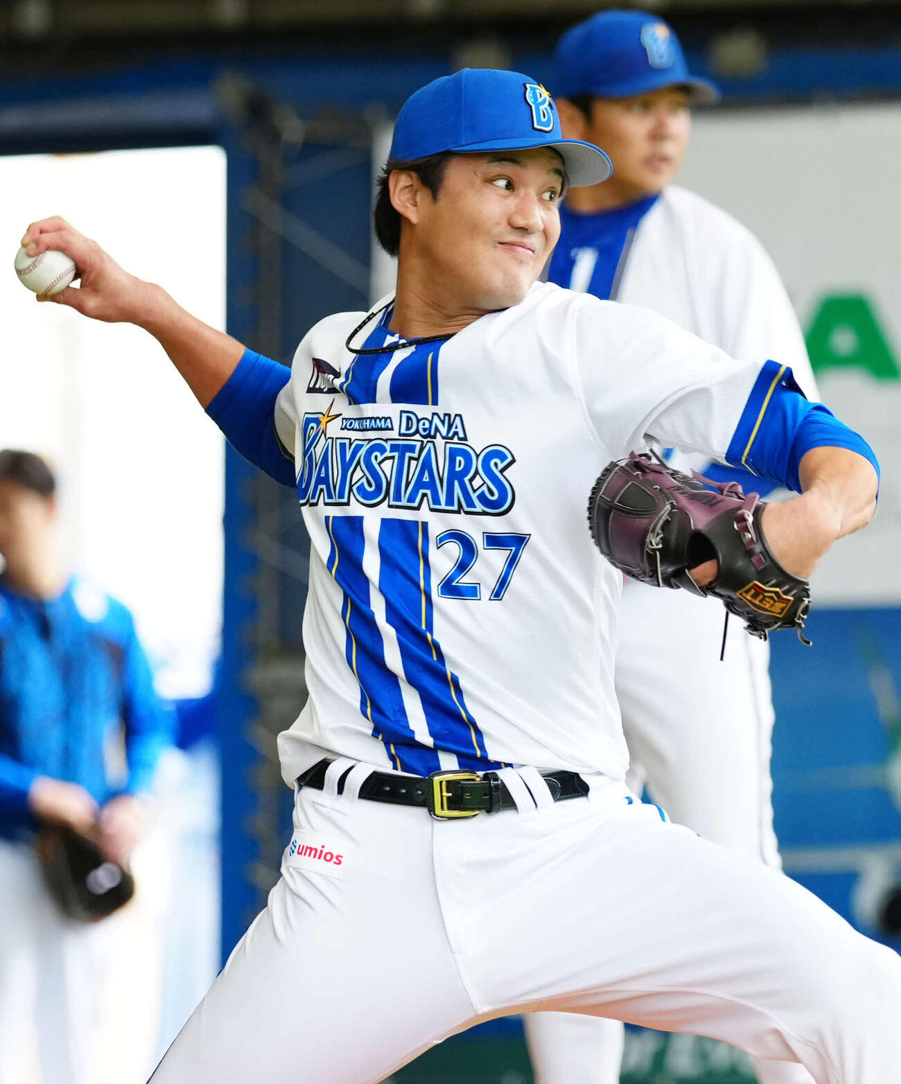 2月1日、ブルペンで投球するDeNA藤浪（撮影・鈴木みどり）