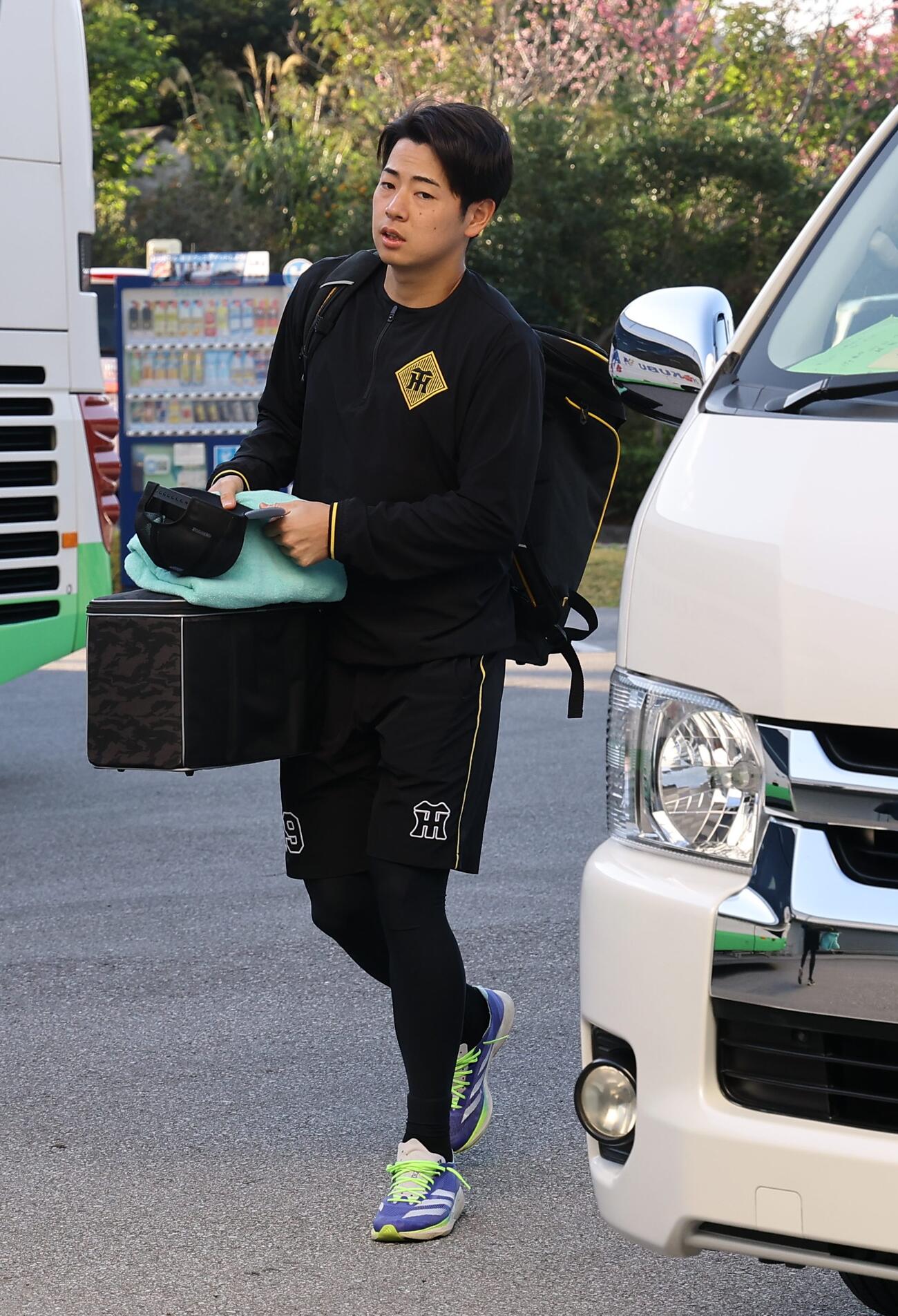 宜野座組に合流した阪神下村（撮影・上田博志）