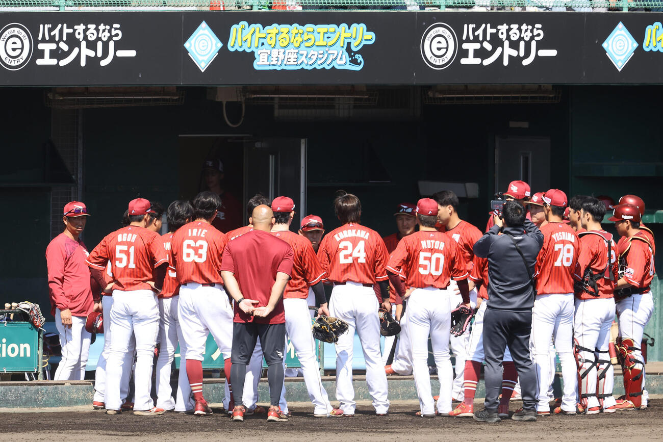 阪神対楽天　試合前に円陣を組む楽天ナイン（撮影・上田博志）