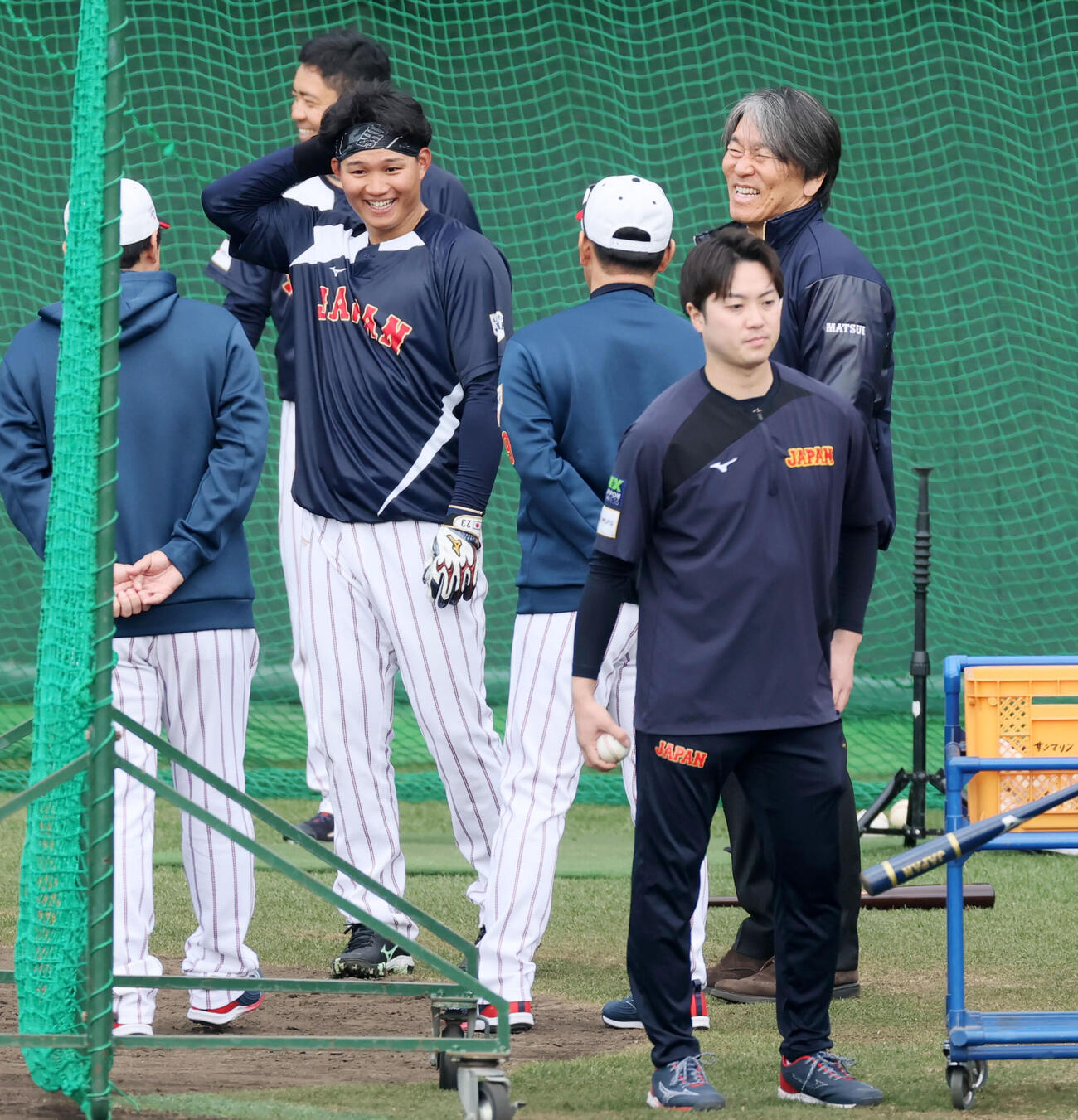 松井氏（右）と言葉をかわす侍ジャパン森下（撮影・加藤哉）