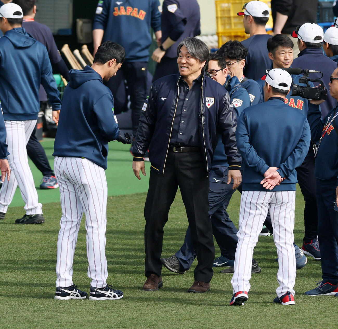 侍ジャパンのナインを激励に訪れた松井氏はアドバイザーのダルビッシュ(左）とあいさつ（撮影・加藤哉）