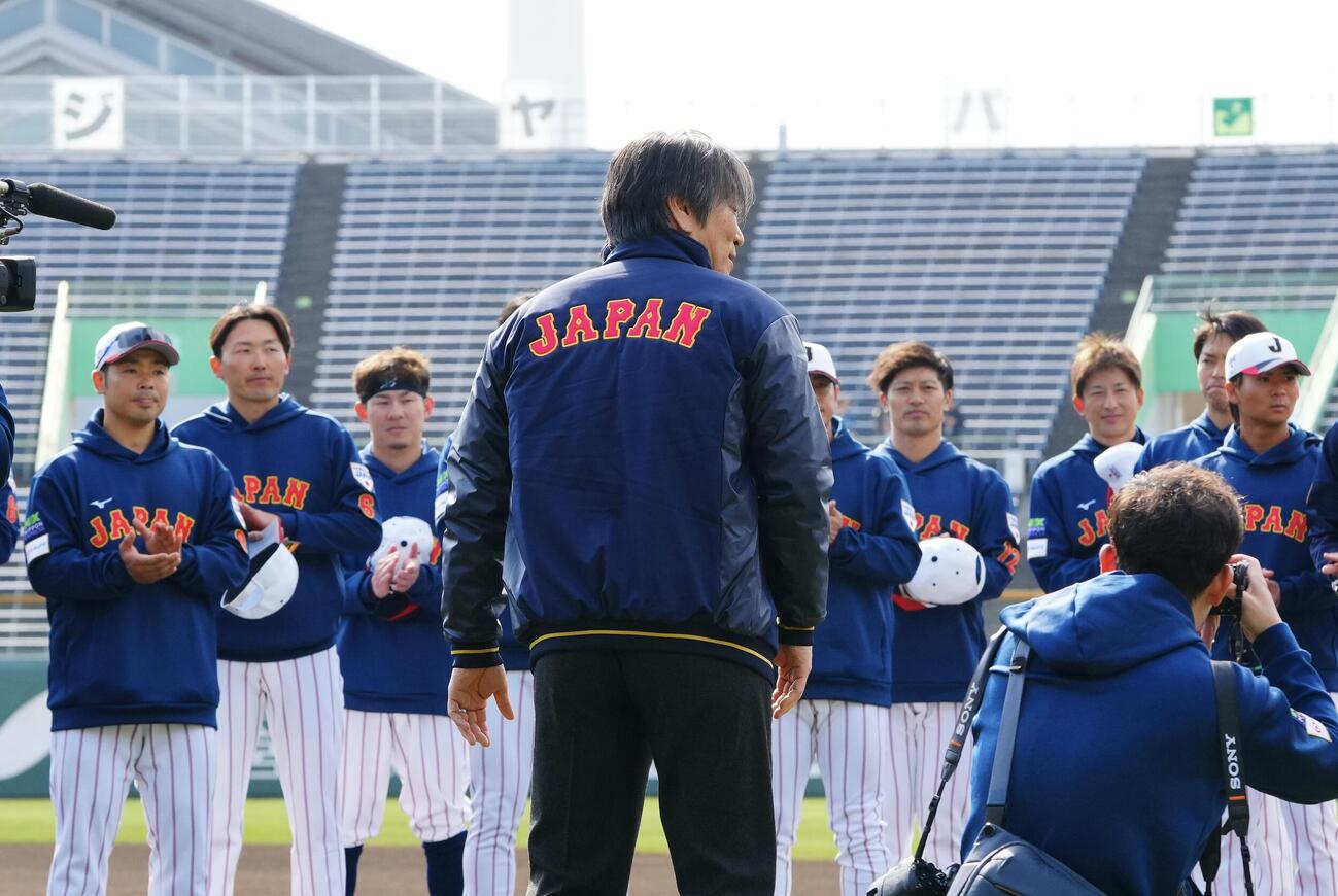 侍ジャパンの選手たちの前であいさつする松井氏（撮影・垰建太）