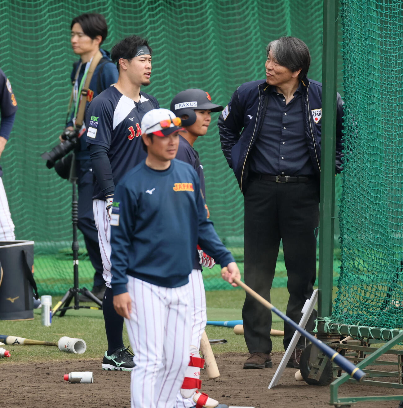 打撃練習前、侍ジャパン佐藤（左）は松井氏と話す（撮影・加藤哉）