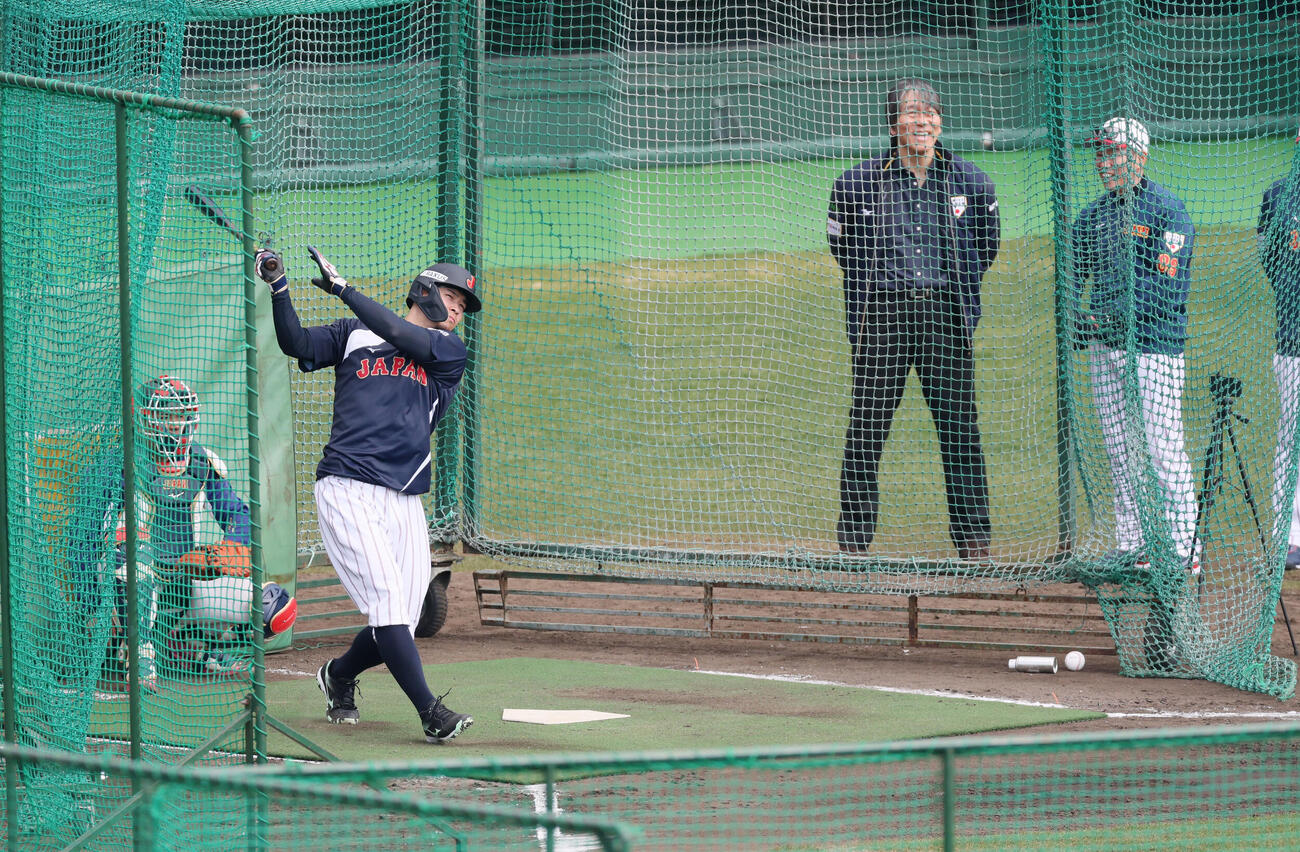 松井氏（中央）が見る前で打撃練習する侍ジャパン佐藤。右端は井端監督（撮影・加藤哉）