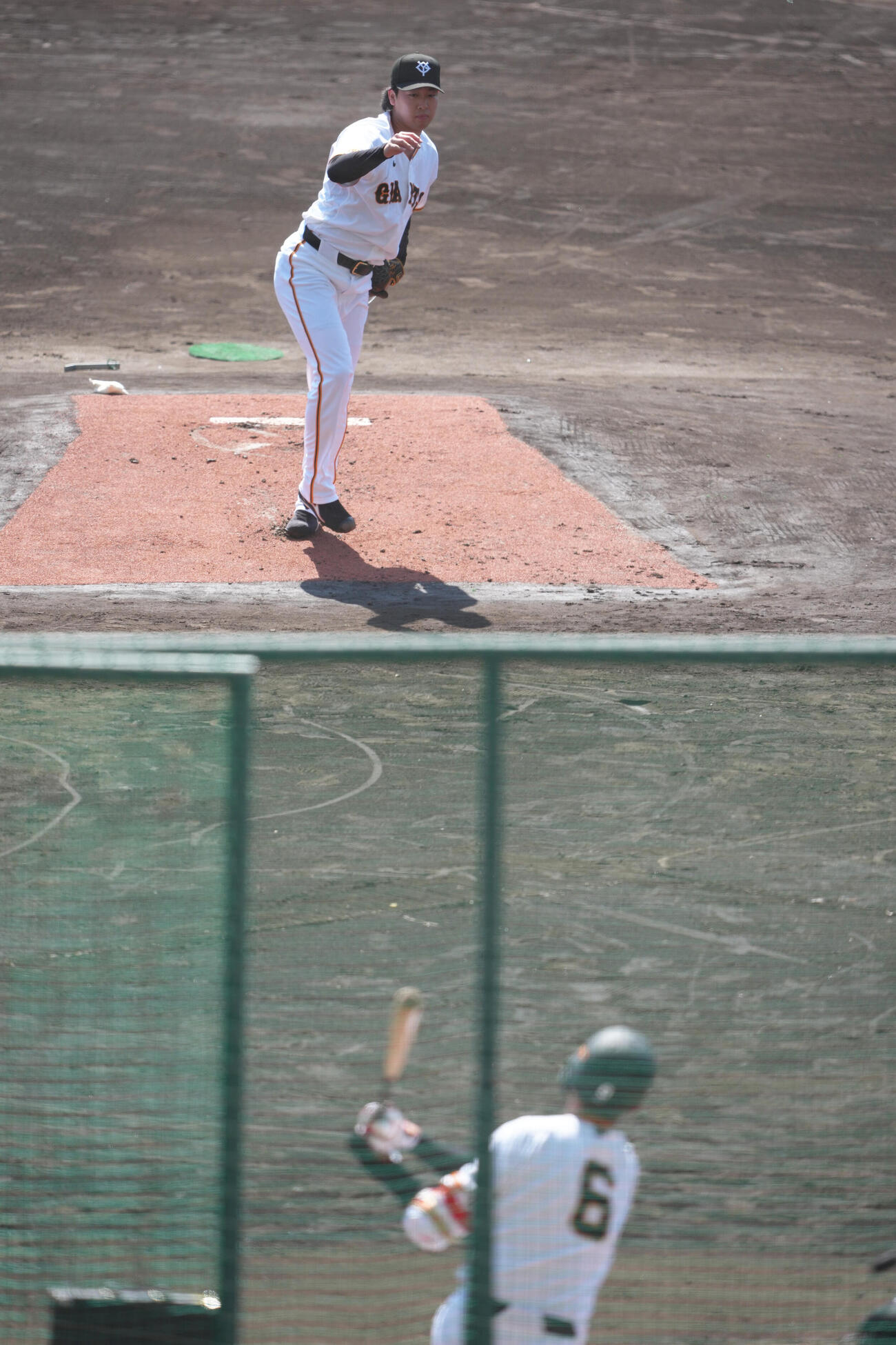 ライブBPに登板した巨人山崎伊織。打者坂本勇（撮影・足立雅史）