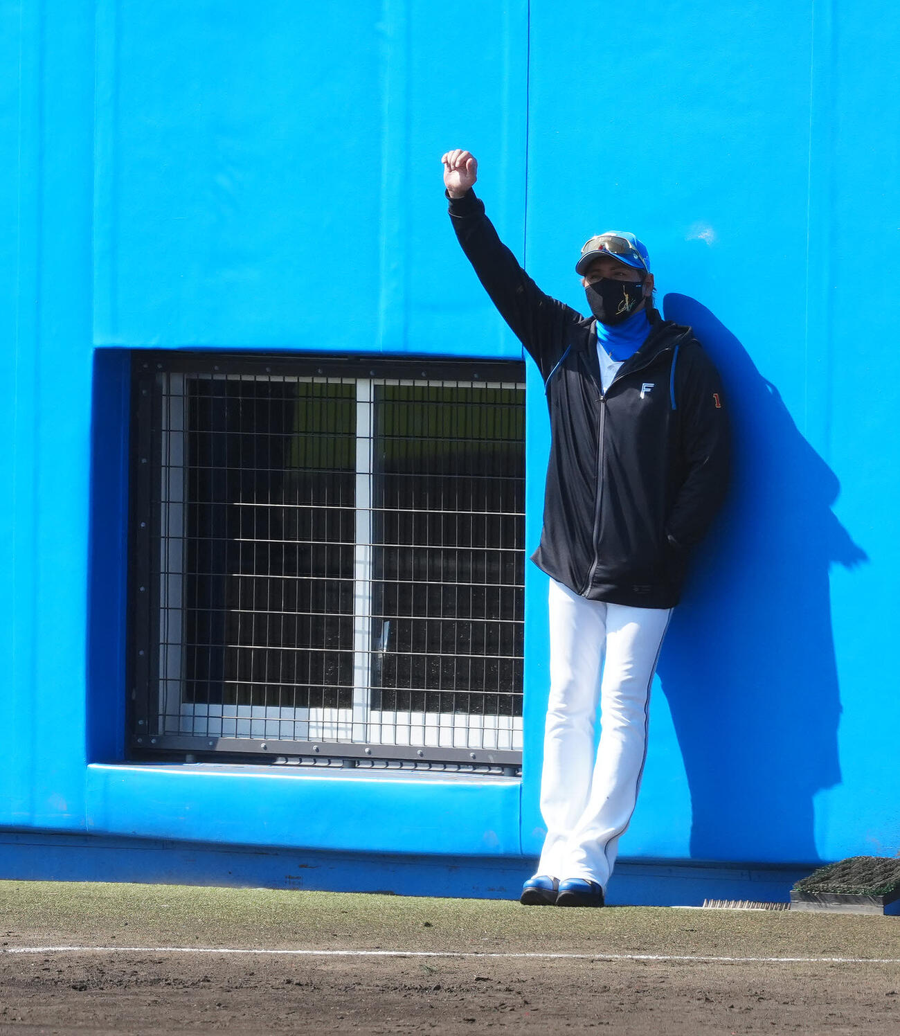紅白戦を見つめる日本ハム新庄監督（撮影・江口和貴）