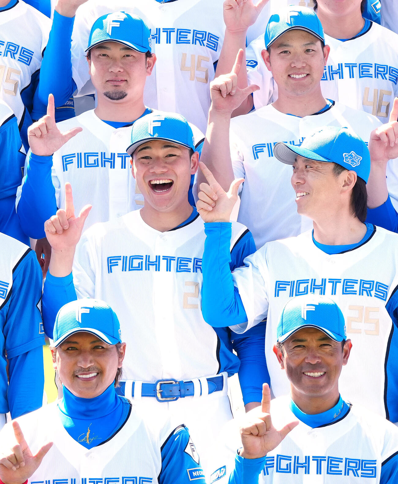 集合写真撮影中、日本ハム宮西（中央右）から「DOMIれ！」ポーズの指を耳元にやられ、ドキリとし驚いた清宮幸（同左）は口を大きく開ける。手前左は新庄監督、同右は稲葉2軍監督、後方左は池田、同右は斎藤（撮影・江口和貴）