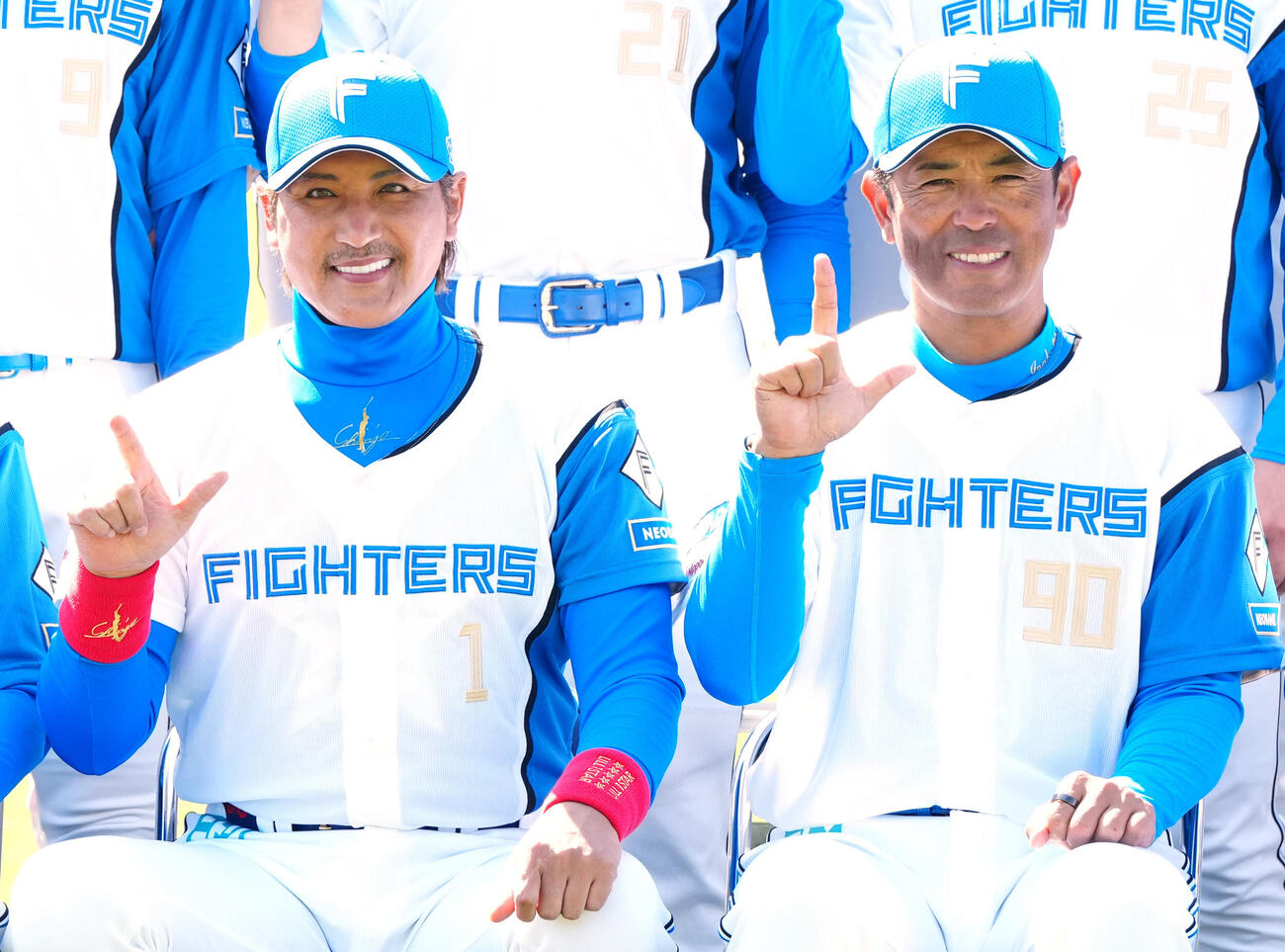 「DOMIれ！」ポーズで集合写真に納まる日本ハム新庄監督（左）と稲葉2軍監督（撮影・江口和貴）