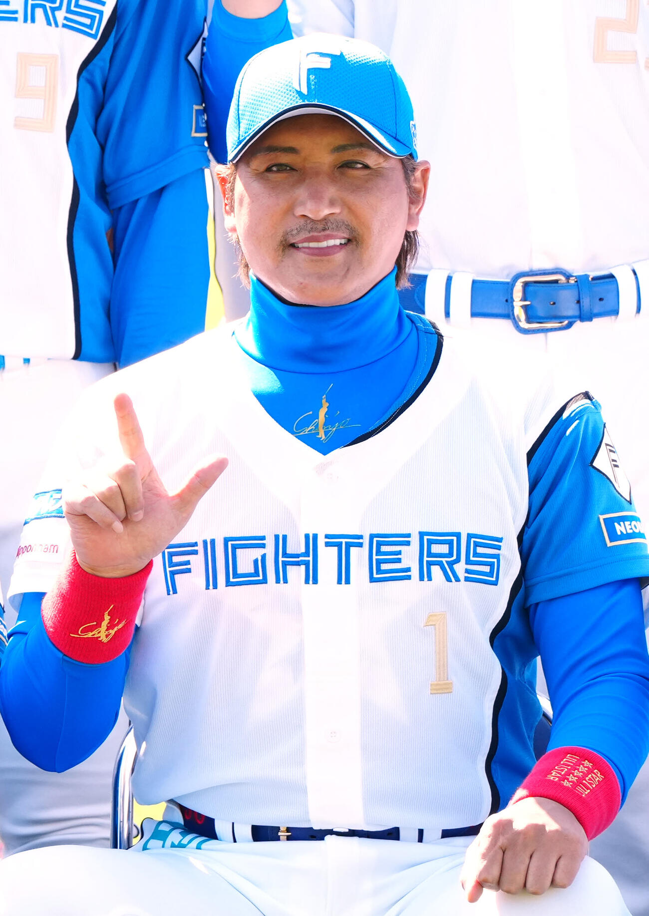 「DOMIれ！」の「レ」のポーズで集合写真に納まる日本ハム新庄監督（撮影・江口和貴）