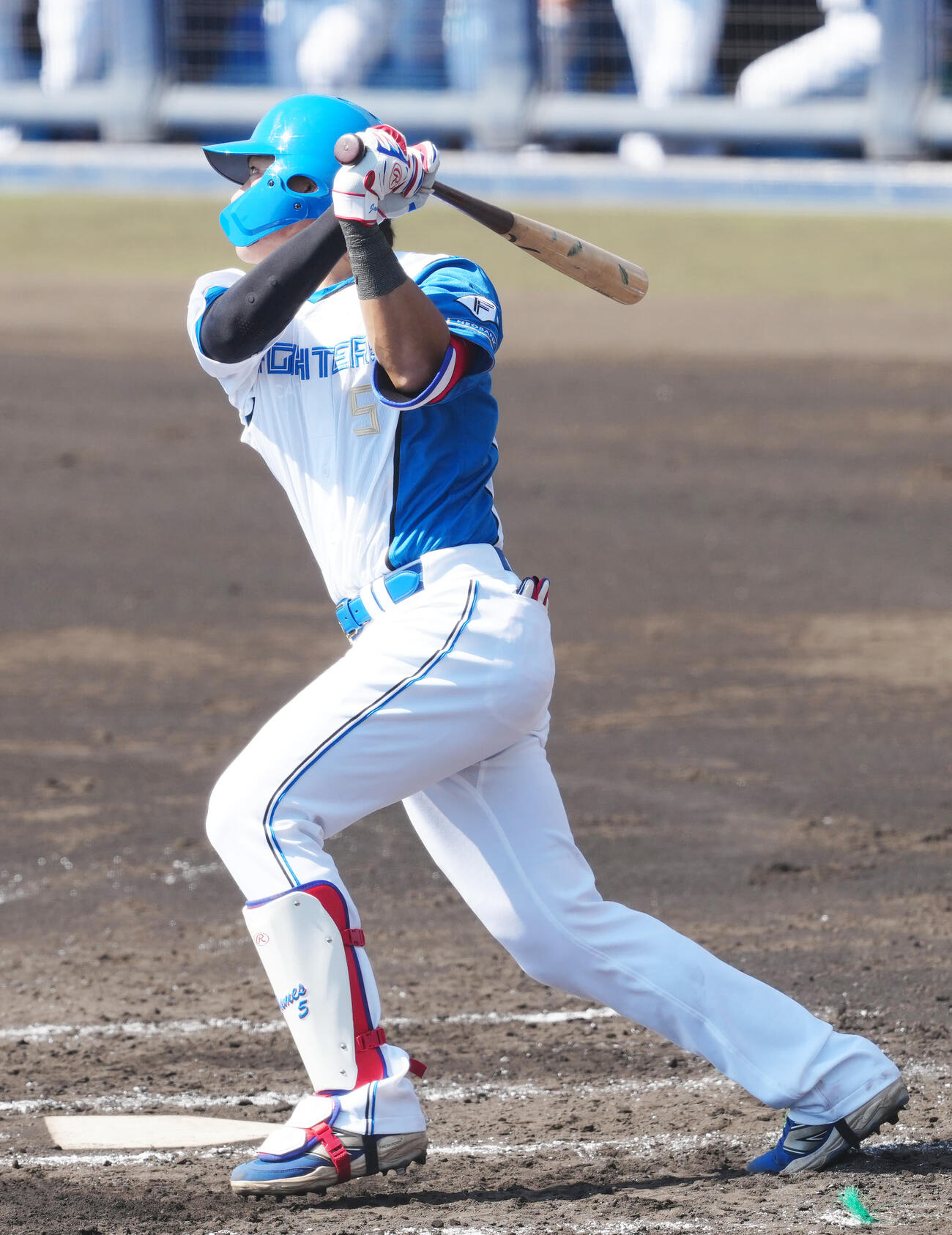 紅白戦の1回、適時二塁打を放つ日本ハム野村（撮影・江口和貴）
