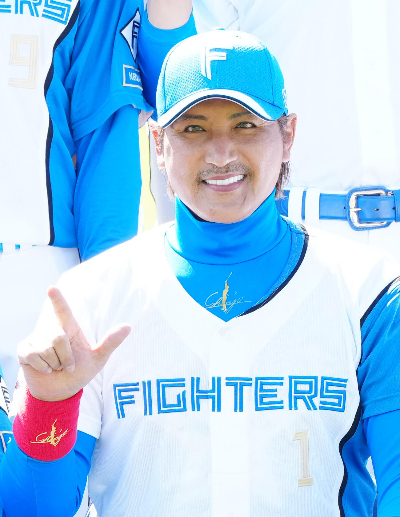 「DOMIれ！」ポーズで集合写真に納まる日本ハム新庄監督（撮影・江口和貴）