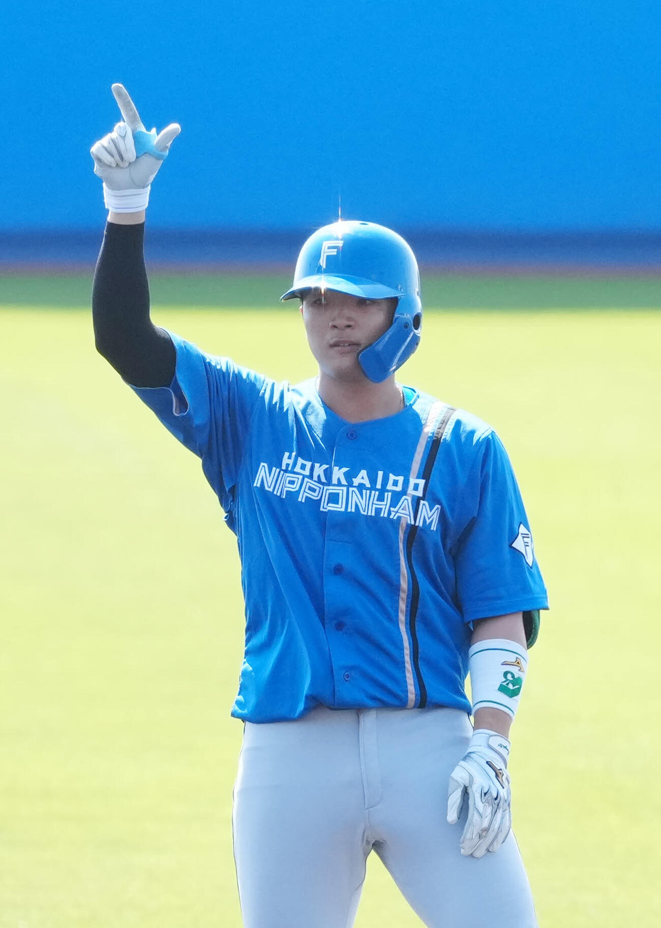 紅白戦の1回、先制適時二塁打を放ち、「DOMIれ！」ポーズを見せる日本ハム郡司（撮影・江口和貴）