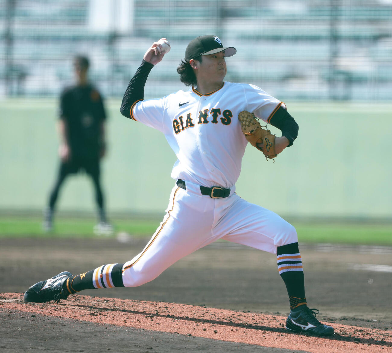 ライブBPに登板した巨人田中瑛（撮影・足立雅史）