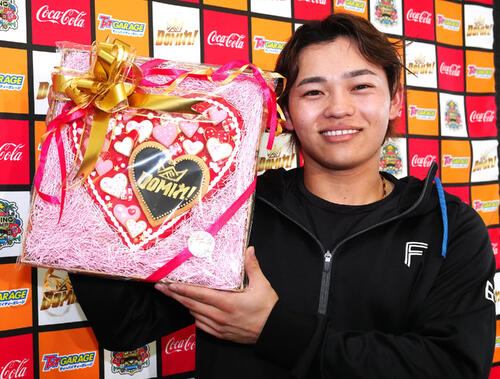 日本ハム】報道陣からですが…田宮裕涼、バレンタインデーチョコを