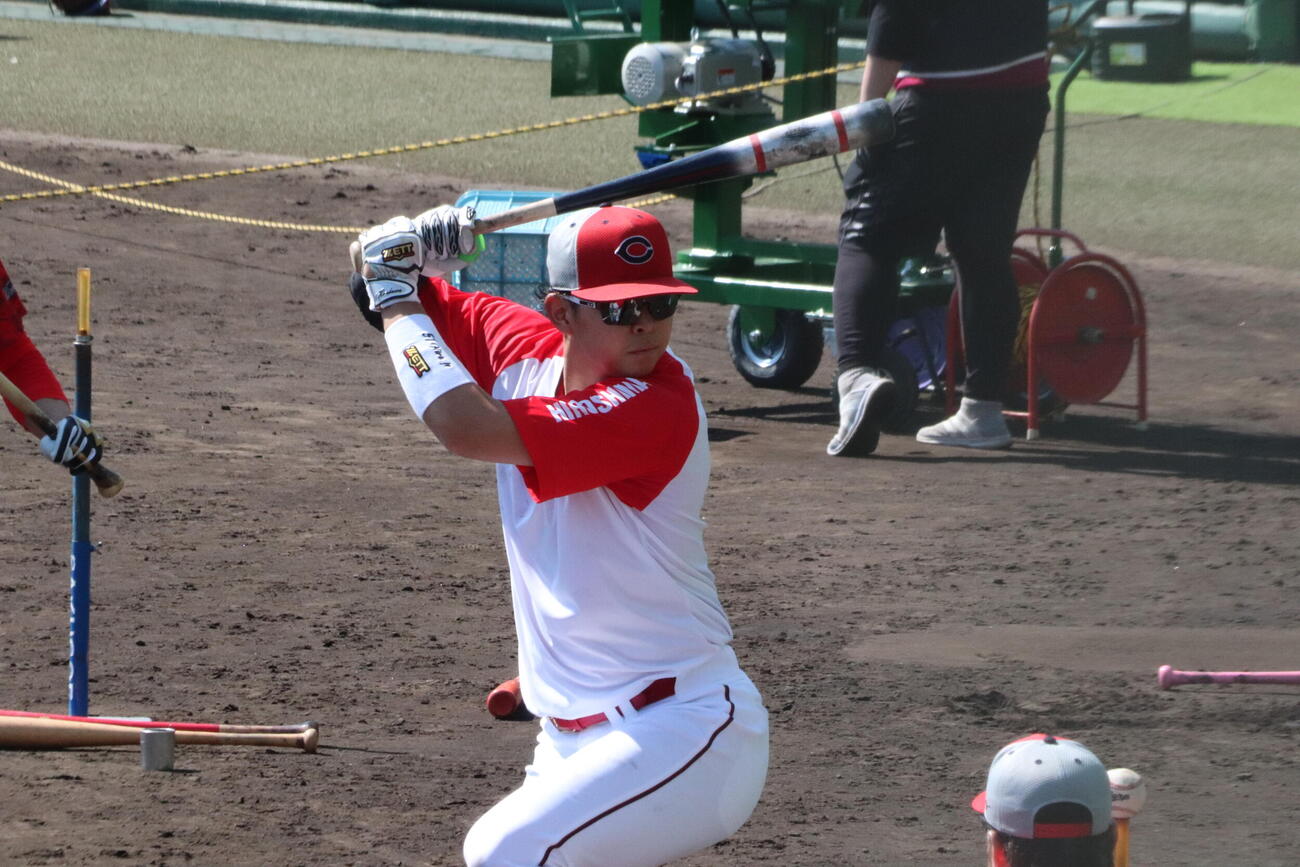 ティー打撃をする広島ドラフト1位平川蓮外野手（撮影・前原淳）＝2026年2月14日、コザしんきんスタジアム