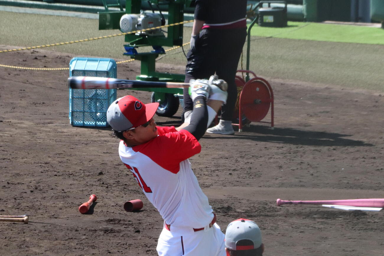 ティー打撃をする広島ドラフト1位平川蓮外野手（撮影・前原淳）＝2026年2月14日、コザしんきんスタジアム