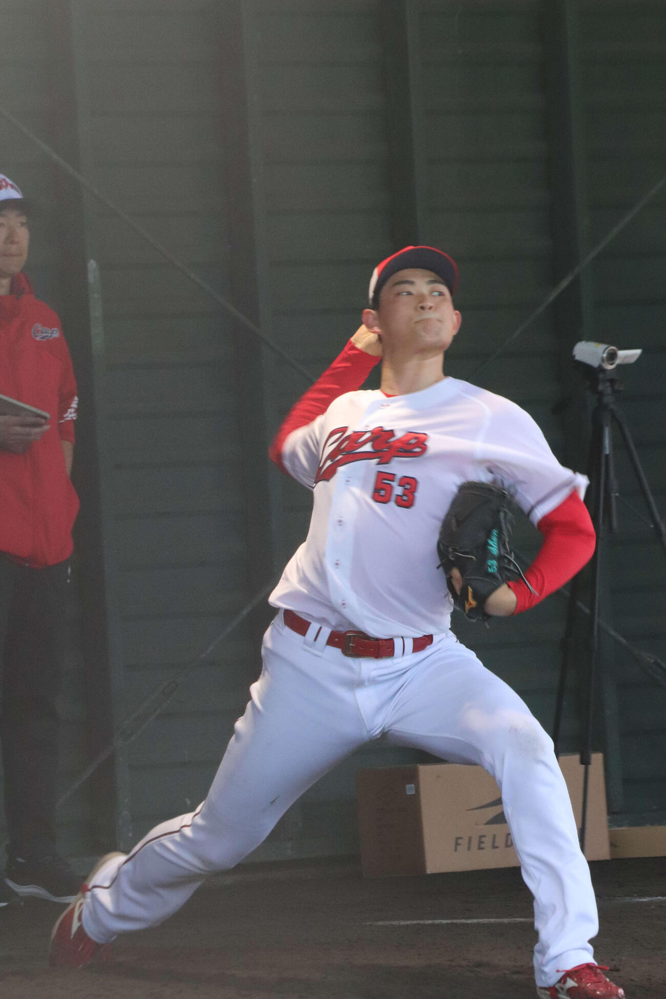 対外試合登板に向けてブルペン投球する広島岡本駿投手（撮影・前原淳）＝2026年2月14日、コザしんきんスタジアム