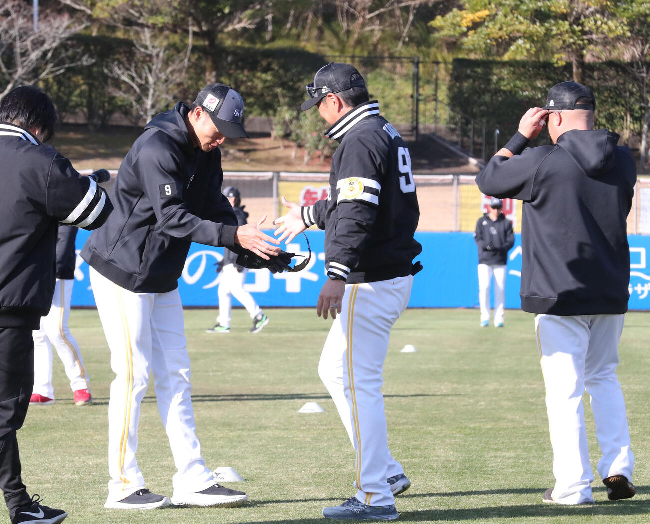 合流した柳田は小久保監督にあいさつ、右は山川（撮影・梅根麻紀）