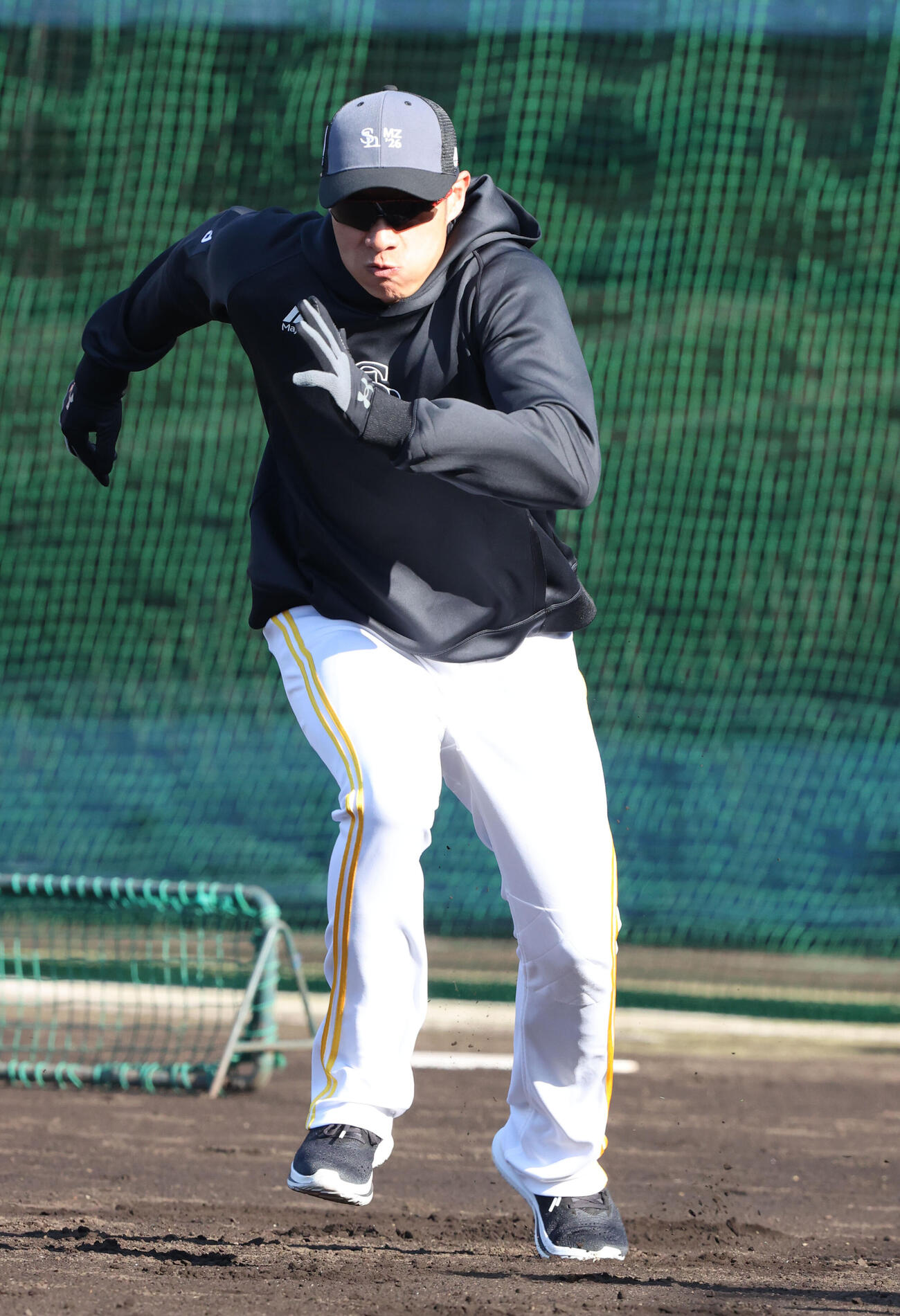勢いよくダッシュする柳田（撮影・梅根麻紀）
