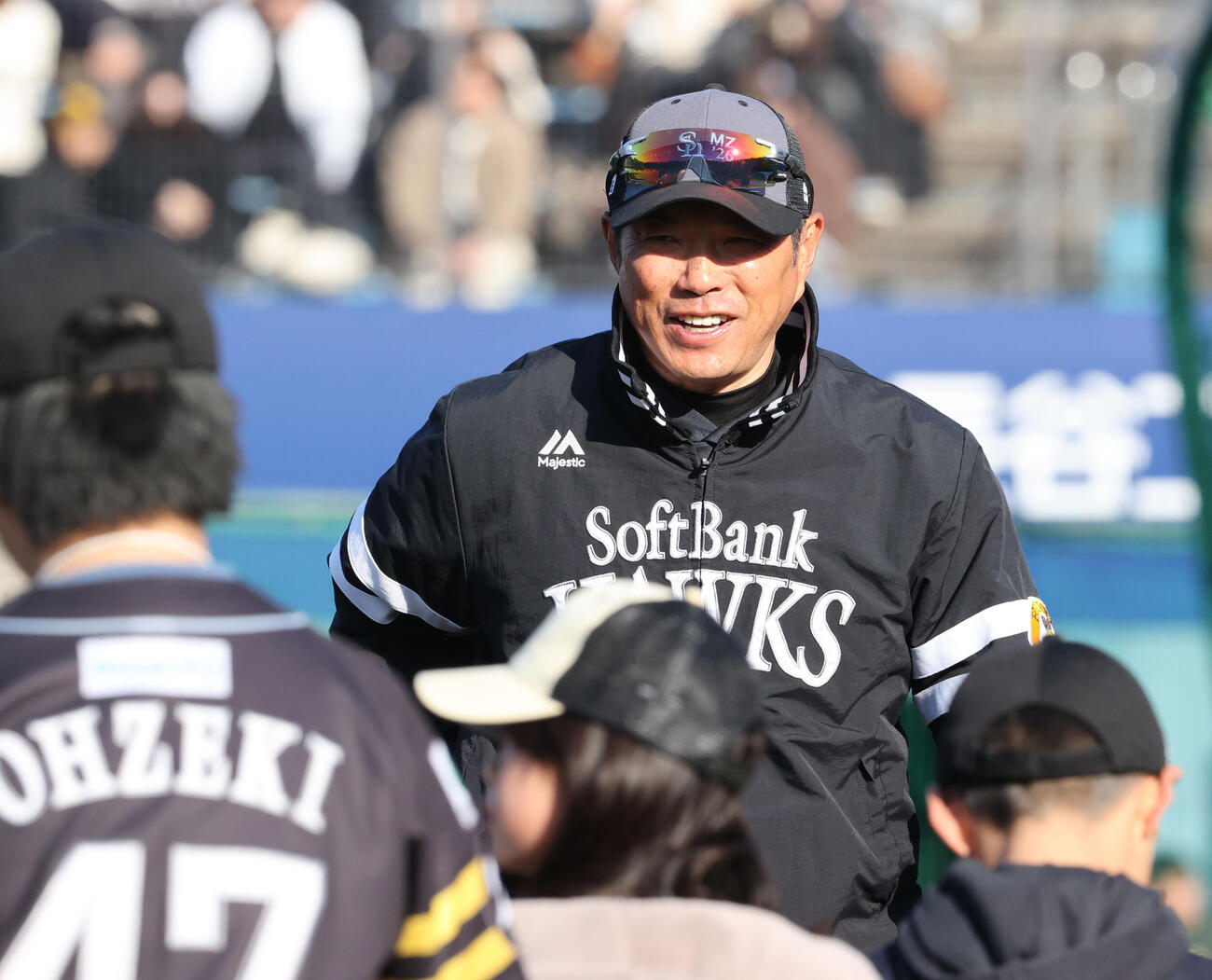 球場のツアーでグラウンドを見学に来た子どもたちに笑顔であいさつする小久保監督（撮影・梅根麻紀）