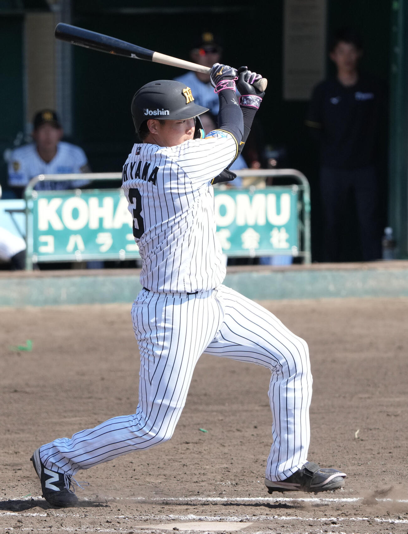 練習試合　阪神対楽天　4回裏阪神2死一塁、中前打を放つ大山（撮影・森本幸一）