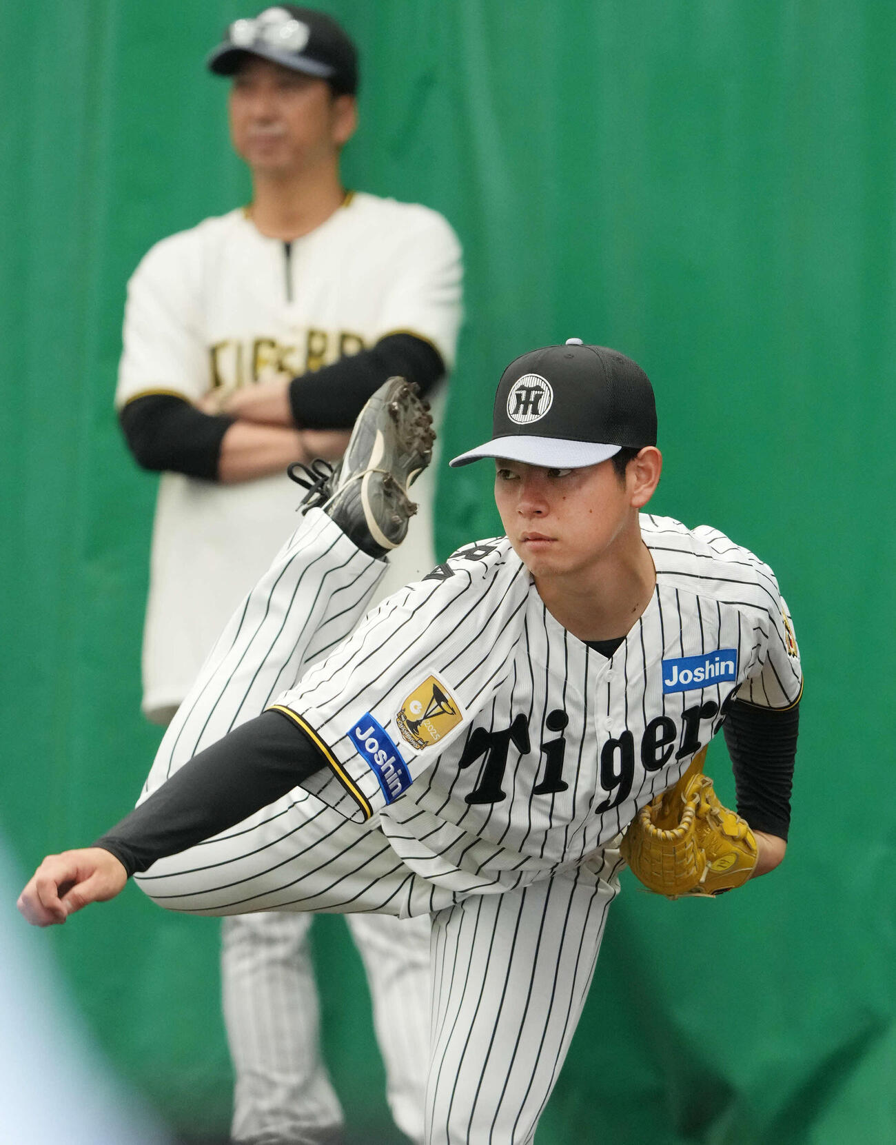 ブルペンで投球練習をする阪神下村（右）。左は藤川監督（撮影・森本幸一）